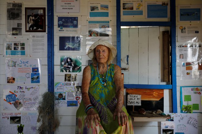 95-letna June Haimoff, ki se je drži nadimek ''kapetanka june'' sedi pred svojo hiško na plaži Iztuzu. Foto Umit Bektas Reuters