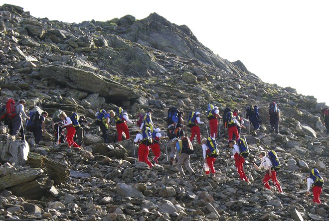 Ob lepih dneh to poletje se je poskušalo na Mont Blanc vzpeti tudi po tristo ljudi na dan. FOTO: Reuters