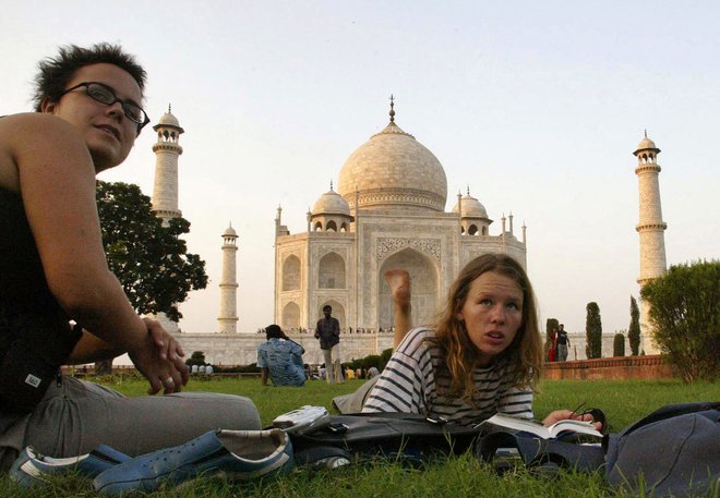 V Indiji razmišljajo o kvotah za obisk Tadž Mahala, a le za domačine. FOTO: AP