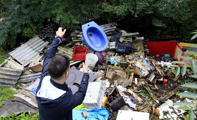 Več kot 40 odstotkov odpadkov na divjih odlagališčih je gradbenih, kar kaže na to, da sistem zbiranja te vrste odpadkov ne deluje. Foto: Roman Šipić