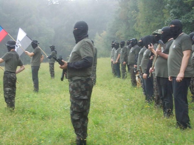 Na družbenih omrežjih so se pojavili posnetki urjenja zamaskiranih oboroženih moških v vojaških oblačilih. FOTO: Slovenka TV