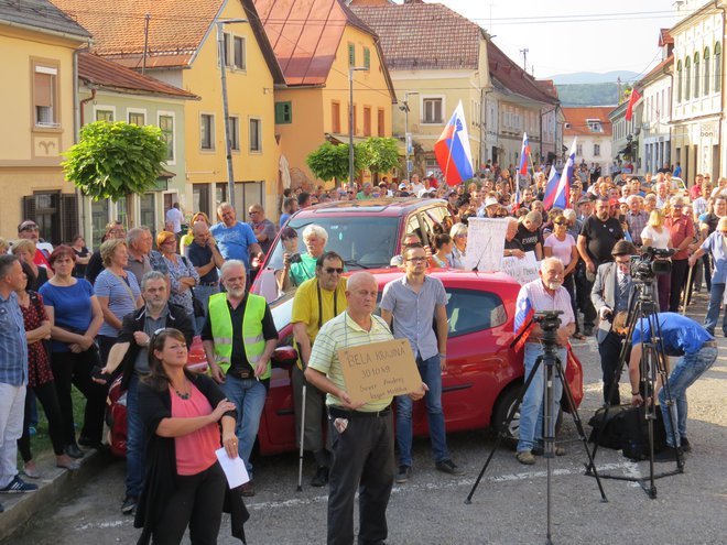 Približno 200 ljudi se je danes zbralo v središču Metlike in glasno protestiralo zoper postavitev migrantskega centra v kakršni koli obliki. FOTO: Bojan Rajšek/Delo