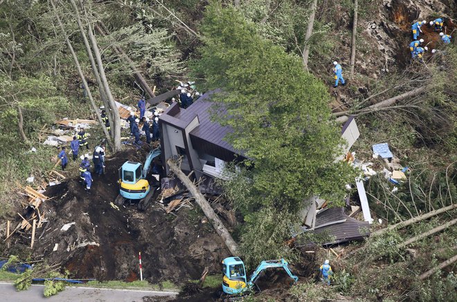 Iskanje pogrešanih v ruševinah, ki jih je za sabo pustil zemeljski plaz v mestu Atsuma. FOTO: Ap