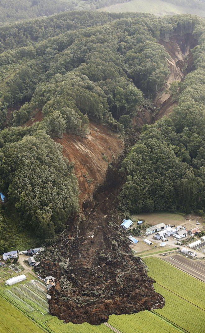 Po podatkih tamkajšnjih oblasti še vedno pogrešajo skoraj 40 ljudi, ki jih je zasul zemeljski plaz v mestu Atsuma. FOTO: Ap