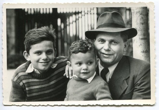 Pisatelj Miško Kranjec s sinovoma Miškom mlajšim in Matjažem leta 1958. Oba sta šla po očetovih stopinjah. Matjaž je postal uspešen novinar, Miško mlajši pa fotograf. FOTO arhiv družine Kranjec