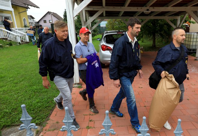 Po besedah njegovih staršev so kriminalisti v hiši iskali orožje, a ga niso našli. Našli naj bi le nekaj nabojev. FOTO: Andrej Petelinsek/Večer