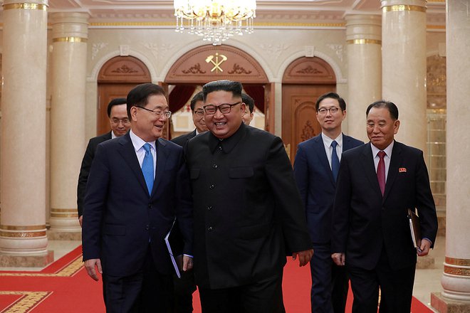 Severnokorejski voditelj Kim Džong Un in južnokorejski svetovalec za državno varnost Čung Eui Jong sta se v sredo sestala v Pjongjangu. FOTO: Reuters