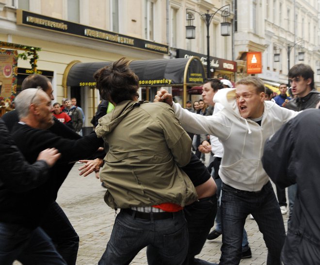 Javnost se zdaj tudi v Sloveniji sprašuje, kdo so ljudje, ki sodelujejo v radikalnih skupinah, in kaj jih žene. FOTO: Reuters