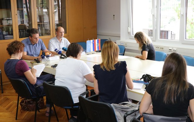 Vodja kriminalistične policije PU Nova Gorica Marino Pangos je na današnji novinarski konferenci predstavil izsledke kriminalistične preiskave. Foto Pu Nova Gorica