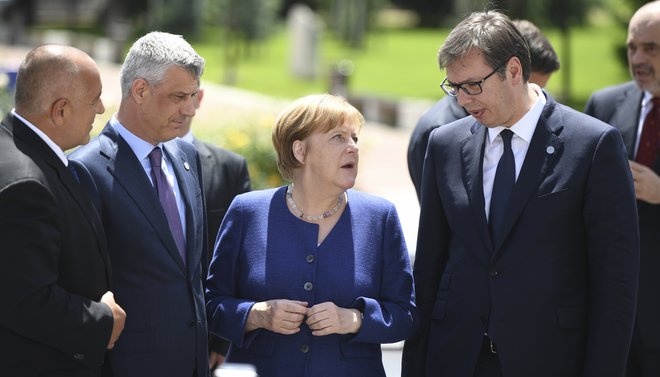 Thaçi in Vučić maja v Sogiji z nemško kanclerko Angelo Merkel FOTO: Donev/Pool via Reuters
