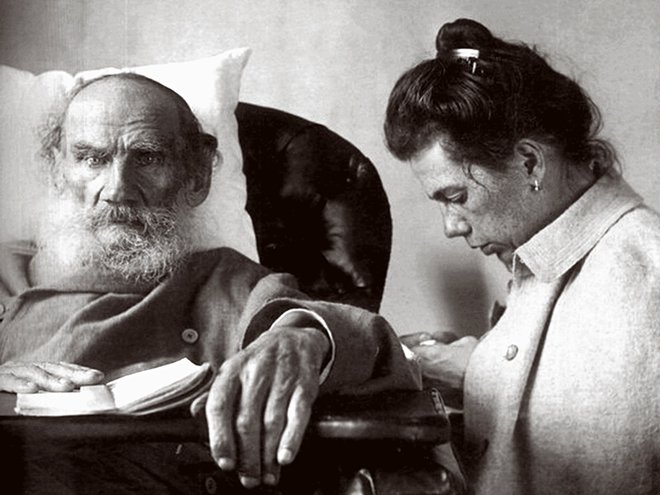 Lev Nikolajevič Tolstoj s hčerko malce pred njegovo smrtjo. FOTO: Arhiv Dela