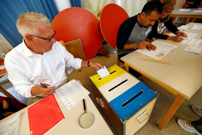 Okoli 7,4 milijona volilnih upravičencev izbira tudi člane svetov 20 okrajev in 290 občin. FOTO: Ints Kalnins/Reuters