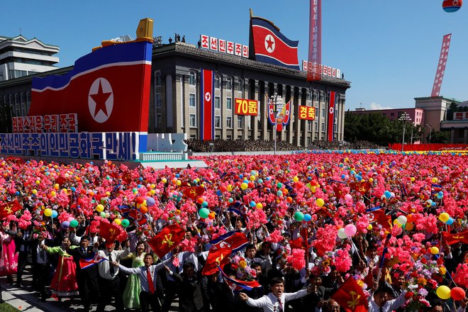 Poleg več tisoč vojakov so na paradi sodelovali tudi topništvo, oklepna vozila in tanki, prizorišče pa so preletela vojaška letala.&nbsp;FOTO: Danish Siddiqui/Reuters