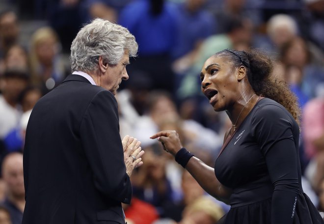 Serena Williams se je zapletla v besedni dvoboj s sodnikom. FOTO: Adam Hunger/Ap