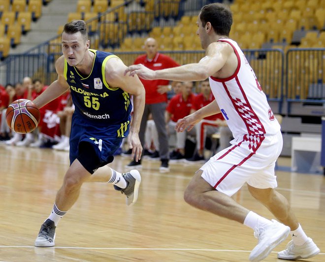 Jakob Čebašek (levo) se je še enkrat pogumno spopadel z Bojanom Bogdanovićem. FOTO: Roman Šipić