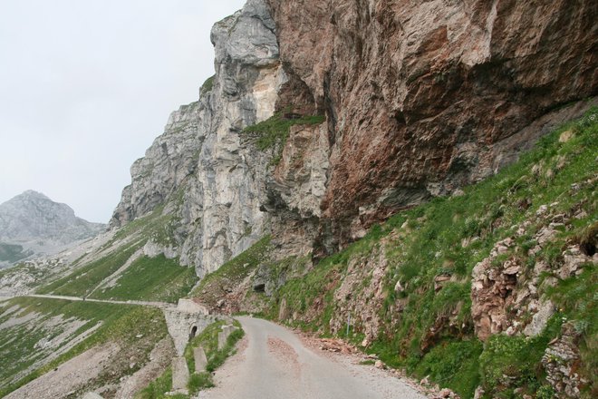 Cesta na Mangartsko sedlo je bila prizorišče hude prometne nesreče. FOTO: Blaž Močnik