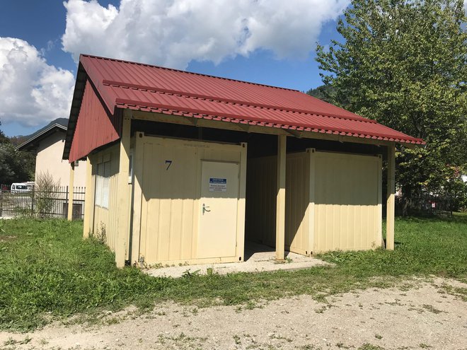 Zabojnik za brezdomce v Bazi na Jesenicah FOTO: Blaž Račič/Delo