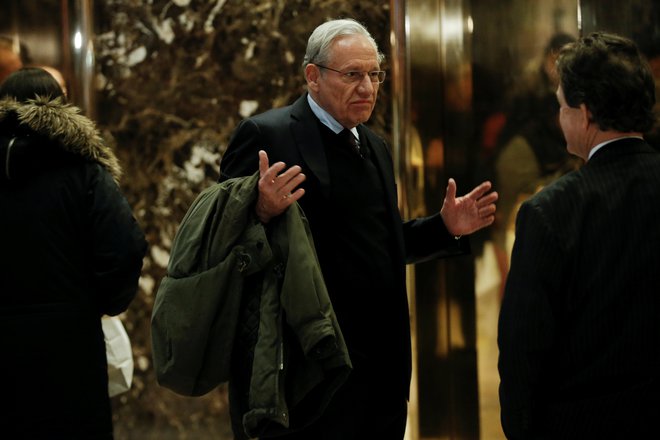 Petinsedemdesetletni Bob Woodward je legenda ameriškega in svetovnega novinarstva (na fotografiji ob prihodu v Trumpov stolp). FOTO: Reuters