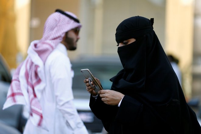 Ženske v Savdski Arabiji v javnosti težko počnejo karkoli, ne da bi jih ob tem spremljali njihovi moški skrbniki, običajno oče ali mož, lahko tudi brat ali sin. FOTO: Faisal Al Nasser/Reuters
