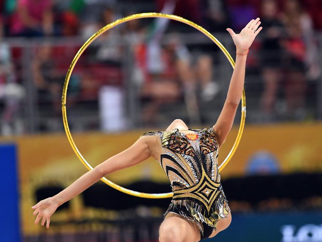 Dina Averina med vajo z obročem. FOTO: AFP