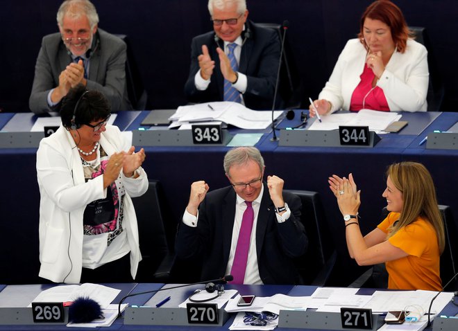 Glavni poročevalec parlamenta Axel Voss (na fotografiji na sredini spodaj) je po glasovanju dejal, je to dobro znamenje za kreativno industrijo v Evropi. FOTO: Vincent Kessler/Reuters