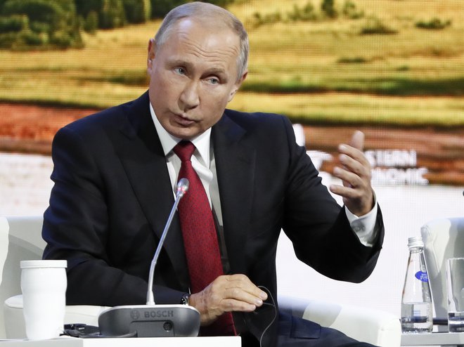 Vladimir Putin je na ekonomskem forumu v mestu Vladivostok na skrajnem vzhodu Rusije poudaril, da sta moška civilista. FOTO: AP