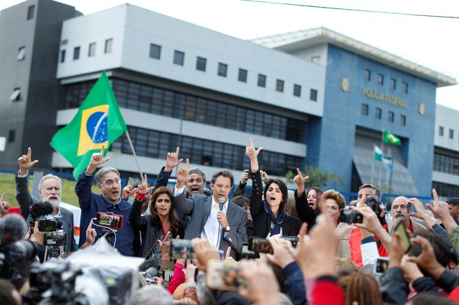 Namesto Lula da Silva se v imenu Delavske stranke v predsedniško bitko podaja Fernando Haddad. FOTO: Rodolfo Buhrer/Reuters