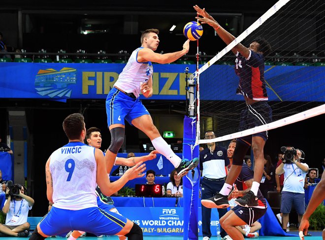 Jan Kozamernik je bil z naskokom najmlajši Slovenec na parketu. FOTO: FIVB