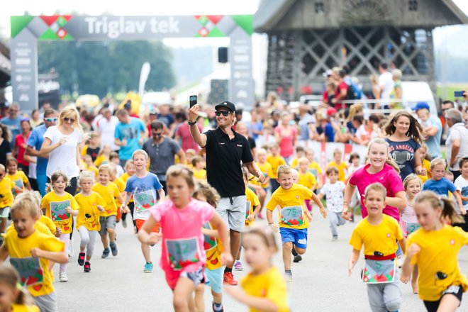 Tole je pa Klemen Bauer posnel zase. Blažen med dirjajočimi otroki. FOTO Anže Krže/Mediaspeed