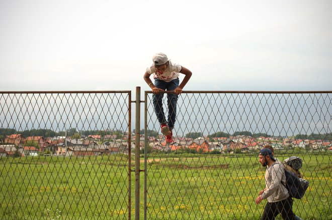 Begunci in migranti v improviziran kampu na obrobju Velike Kladuše. FOTO: Jure Eržen/Delo