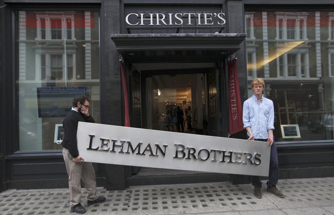 Propad banke Lehman Brothers je bil tako dokončen, da so celo napis z njenega sedeža prodali na dražbi. FOTO: Reuters