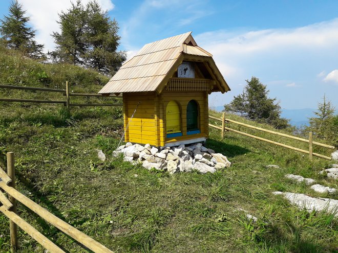 Najvišje ležeči slovenski čebelnjak ima le dva panja. FOTO: Anica Vogel
