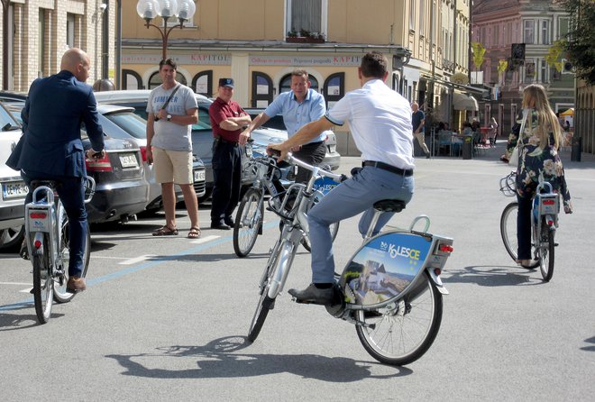 Od danes si je mogoče v Celju na osmih lokacijah izposoditi 35 koles, že prihodnji teden se bo sistemu izposoje pridružilo Laško in nato še šest okoliških občin. FOTO: Špela Kuralt/Delo