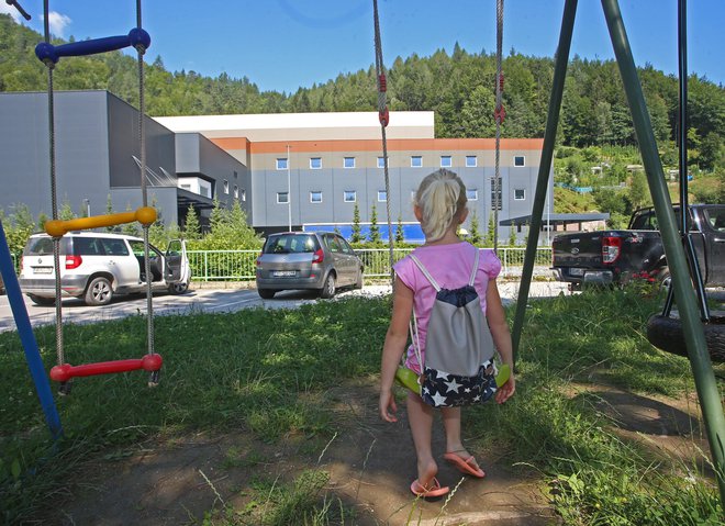 Otroško igrišče v Črni na Koroškem. V tej občini živi največ otrok s preseženimi mejnimi vrednostmi svinca v krvi. FOTO: Tadej Regent/Delo