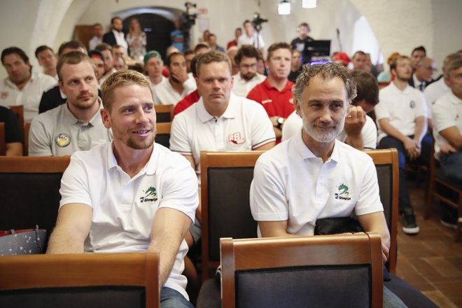 Na predstavitvi nove sezone AHL sta bila dobre volje Olimpijin kapetan Aleš Mušič (levo) in trener Jure Vnuk.<br />
FOTO Uroš Hočevar