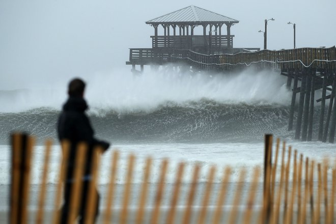 Vetrovi orkana Florence so se pred vzhodno obalo ZDA spet okrepili. FOTO: AFP