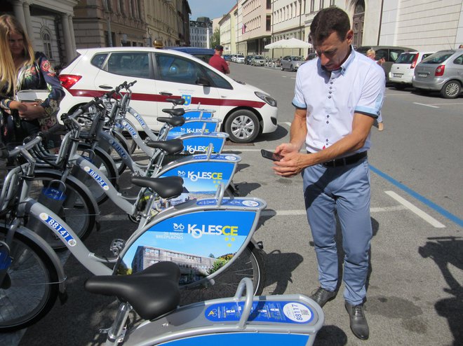 Da lahko začnemo vožnjo, potrebujemo telefon. FOTO: Špela Kuralt/Delo