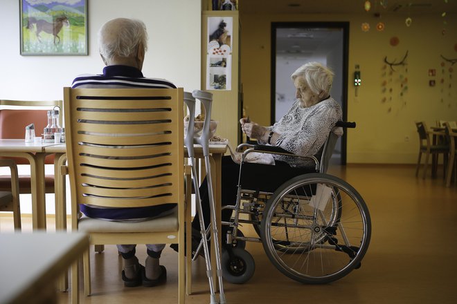 Ob nedeljah in praznikih popoldne za 250 stanovalcev skrbi šest bolničarjev in tri medicinske sestre. Foto Jože Suhadolnik