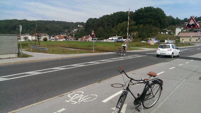 Nov odsek kolesarske steze se konča na pločniku, pazljivost pri prehodu ni odveč. Fotografije Aleš Stergar