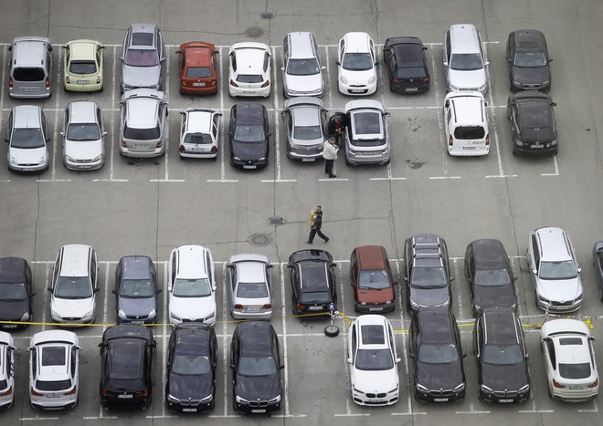 Obseg potrošniških posojil, denimo za avtomobile, se povečuje. Foto Jože Suhadolnik