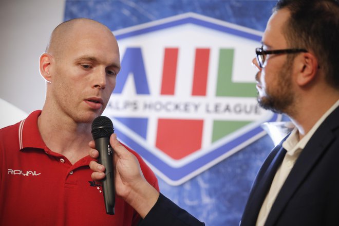 Jeseniški kapetan Andrej Tavželj na uradni predstavitvi AHL ni skrival visokih ciljev.<br />
FOTO Uroš Hočevar