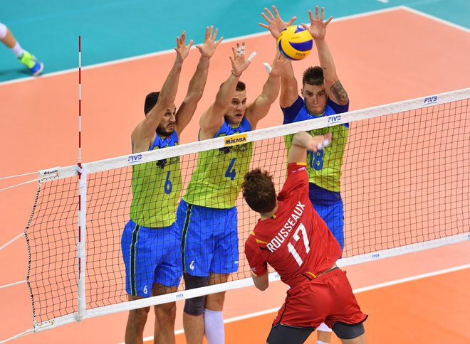 Trojni slovenski blok je ob mreži ulovil Tomasa Rousseauja. FOTO: FIVB