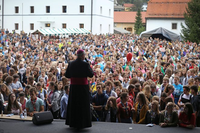 Stična še vedno privablja številne mlade vernike. FOTO: Leon Vidic/Delo
