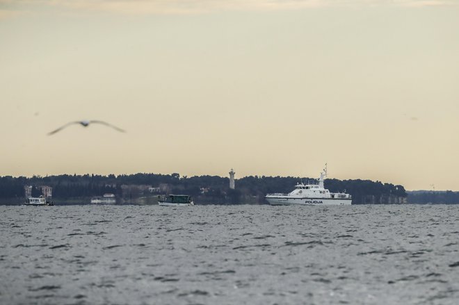 Čoln policije Republike Slovenije in večji hrvaški policijski čoln med patruljiranjem v spornem območju Piranskega zaliva FOTO: Uroš Hočevar