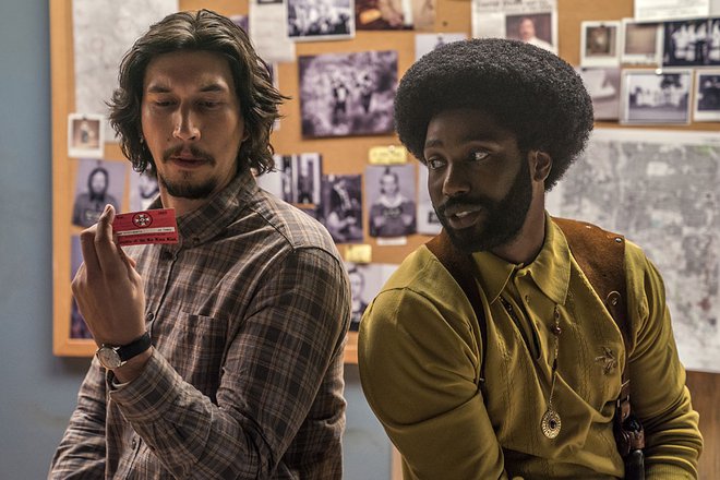 Adam Driver v vlogi Flipa Zimmermana in John David Washington v vlogi detektiva Rona Stallwortha. FOTO: promocijsko gradivo