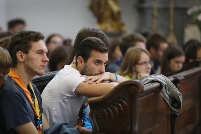 Katolištvo temelji na izraziti podreditvi posameznika skupnosti, kar večino mladih vedno bolj odbija. FOTO: Leon Vidic/Delo