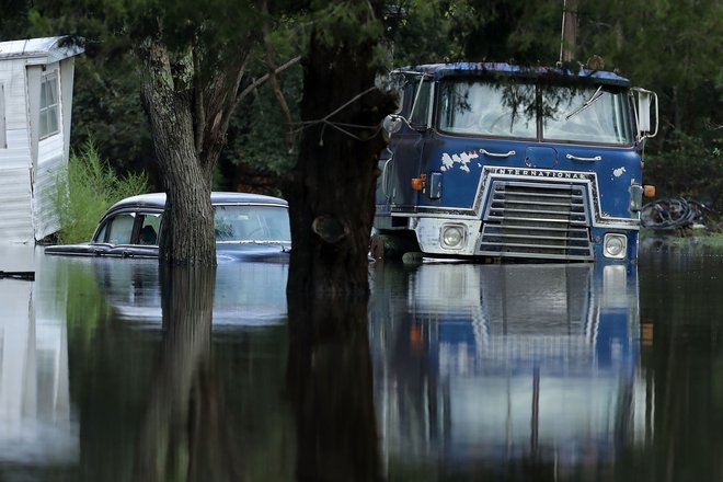 Poplave segajo več kot 300 kilometrov v notranjost, okrog večjih rek pa so ukazali evakuacijo več deset tisoč ljudi.&nbsp;FOTO: Chip Somodevilla/AFP