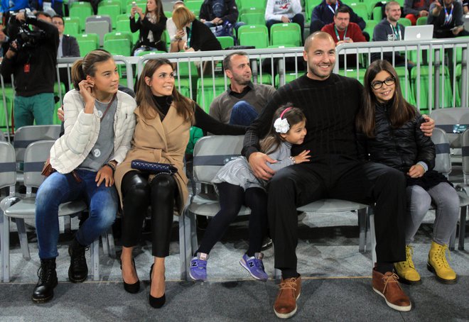 Marko Milič z družino na slovesnosti, na kateri je Olimpija upokojila njegov dres. FOTO: Blaz Samec