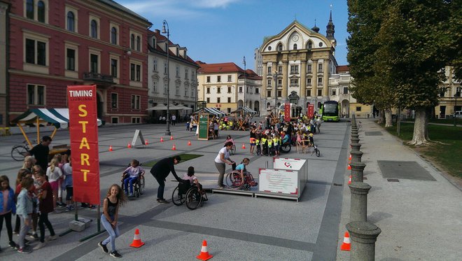 Otroci so preizkušali, kakšne ovire premagujejo ljudje na vozičkih, slepi in gluhi.<br />
FOTO Aleš Stergar