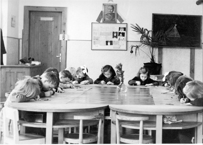 Otroški vrtec Stanežiče v letu 1953. Foto Fototeka Slovenski šolski muzej